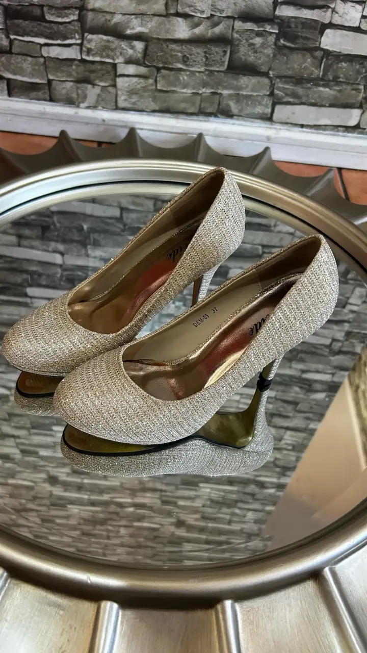 Zapatos de tacón dorados brillantes
