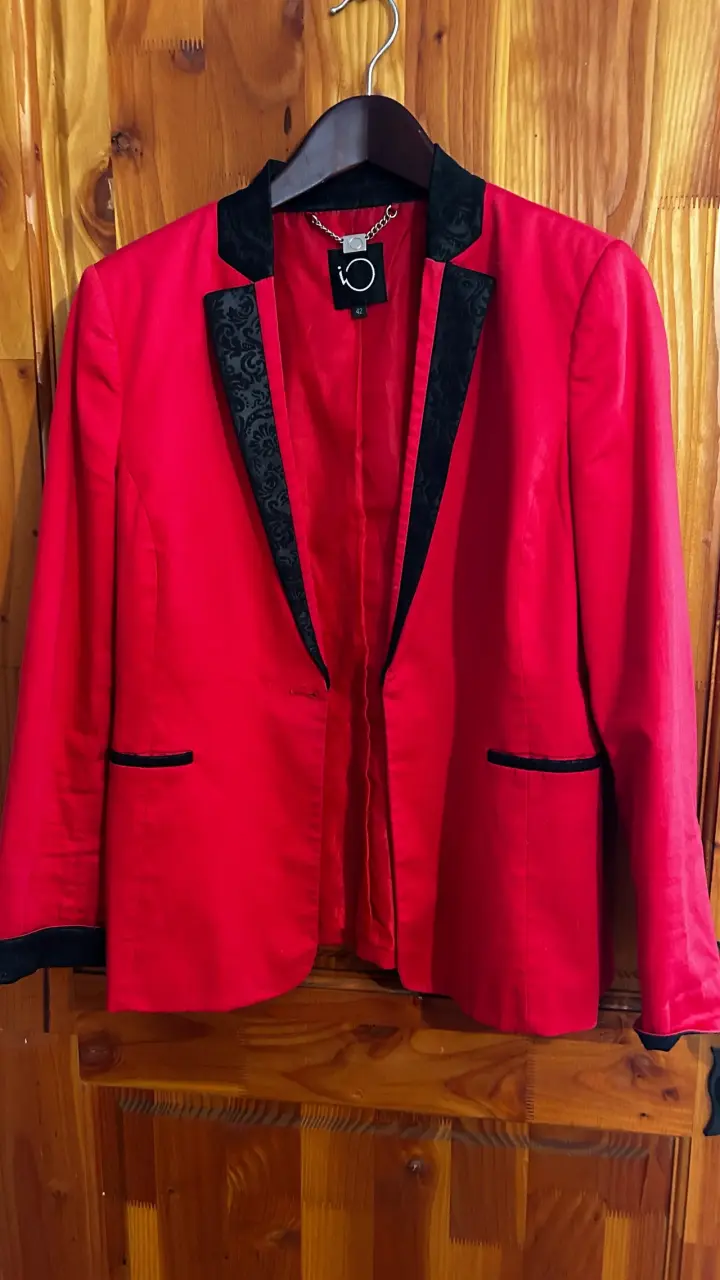 Blazer rojo elegante con detalles - 1
