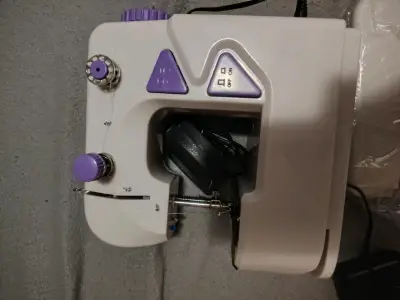 Máquina de coser portátil blanca - miniatura 1