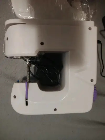 Máquina de coser portátil blanca - miniatura 2