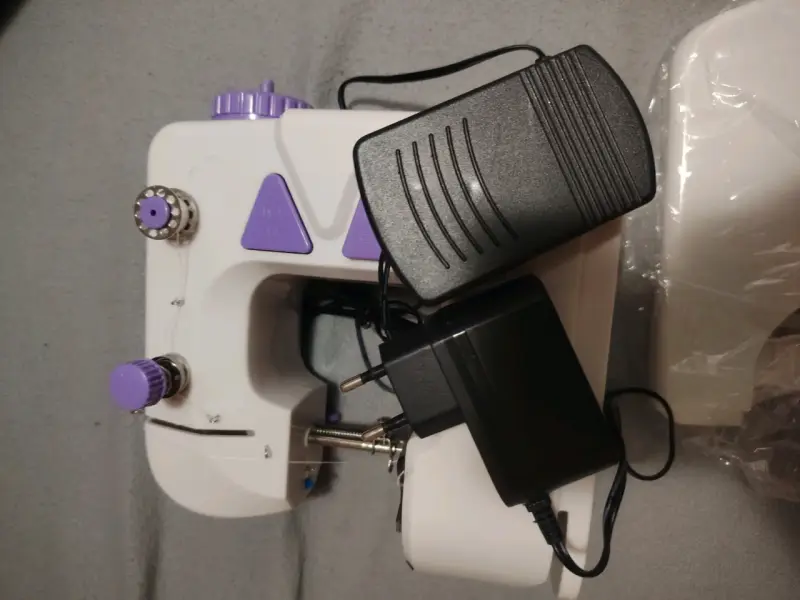 Máquina de coser portátil blanca - 3