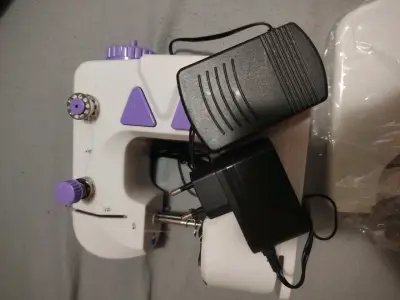 Máquina de coser portátil blanca - miniatura 3