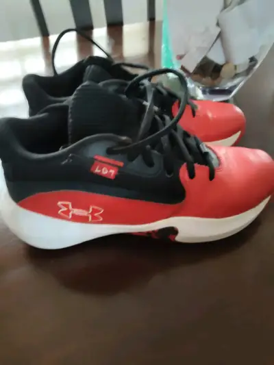 Zapatillas deportivas rojas y negras - miniatura 1