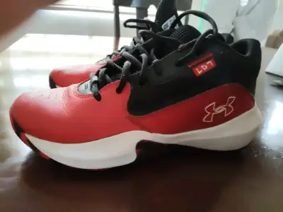 Zapatillas deportivas rojas y negras - miniatura 2