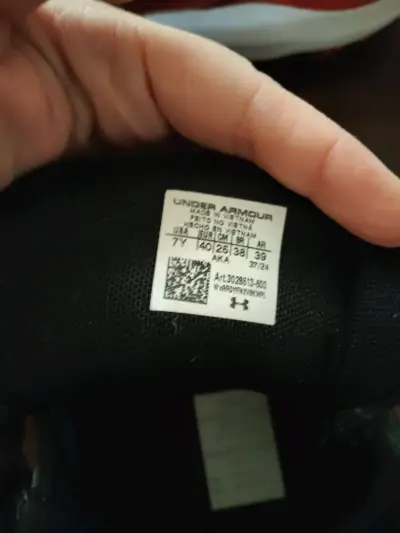 Zapatillas deportivas rojas y negras - miniatura 3
