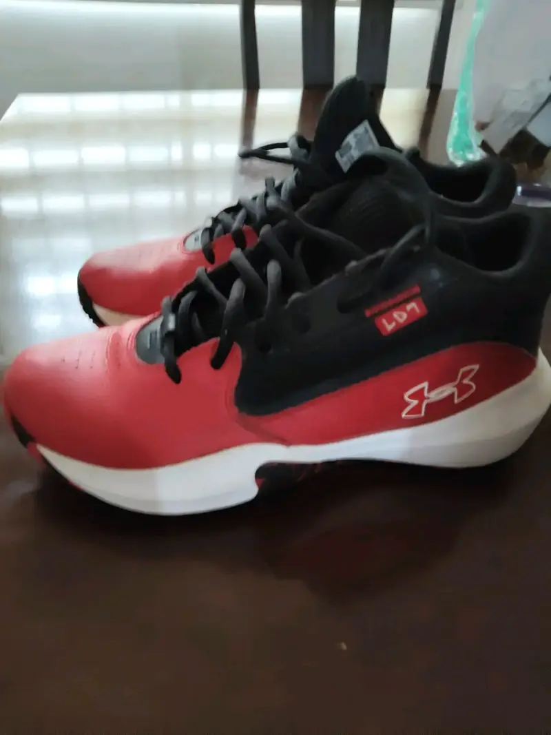 Zapatillas deportivas rojas y negras - 4
