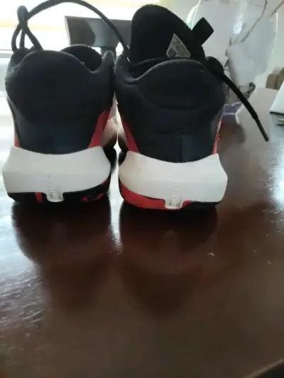 Zapatillas deportivas rojas y negras - miniatura 5