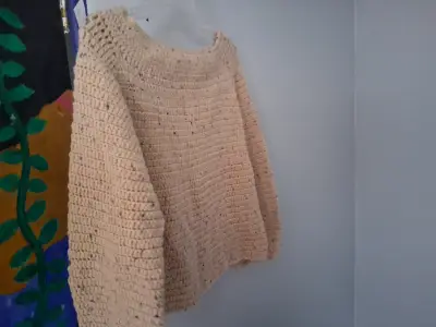 Suéter de lana tejido beige o azul rey - miniatura 6