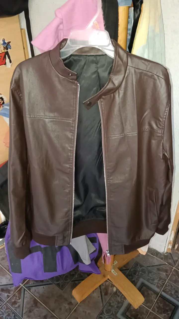 Chaqueta café de cuero sintético