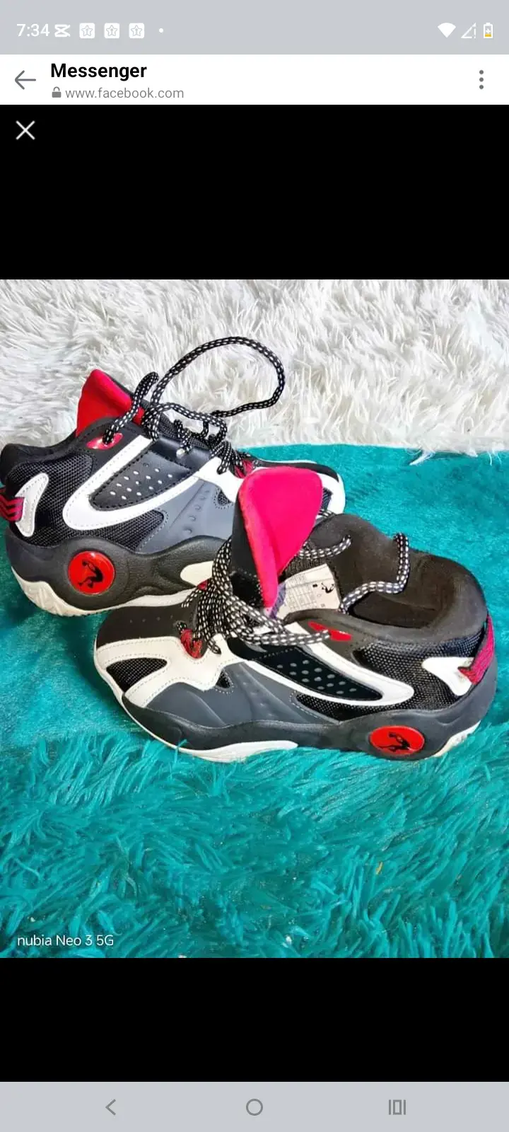 Zapatillas deportivas negras y rojas