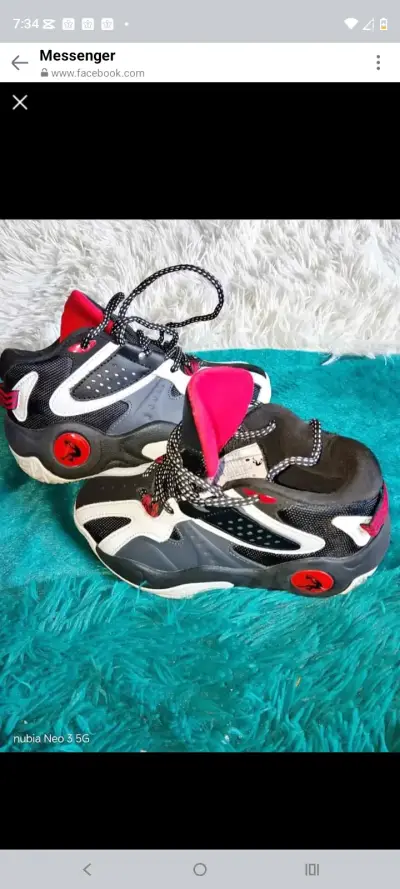 Zapatillas deportivas negras y rojas - miniatura 1
