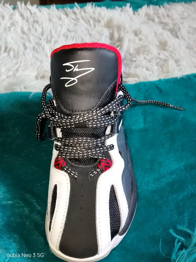Zapatillas deportivas negras y rojas - 2