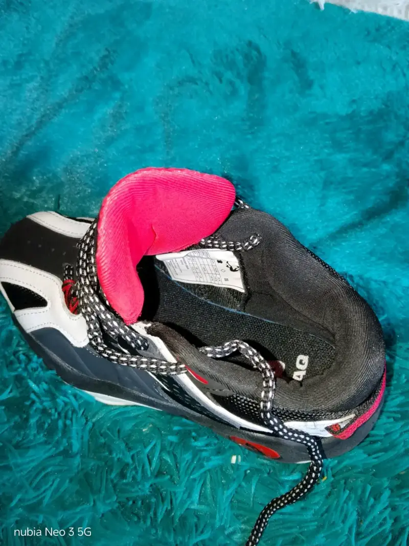 Zapatillas deportivas negras y rojas - 3