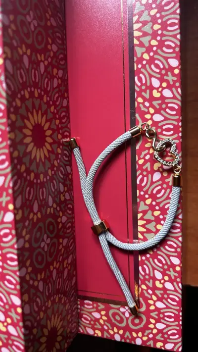 Pulsera dorada con dije de corazón - miniatura 1