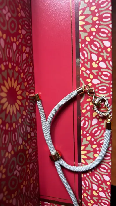 Pulsera dorada con dije de corazón - miniatura 2