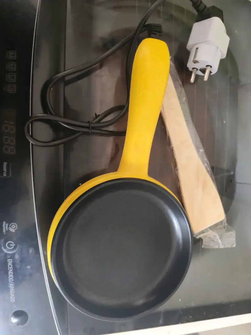 Sartén eléctrico amarillo