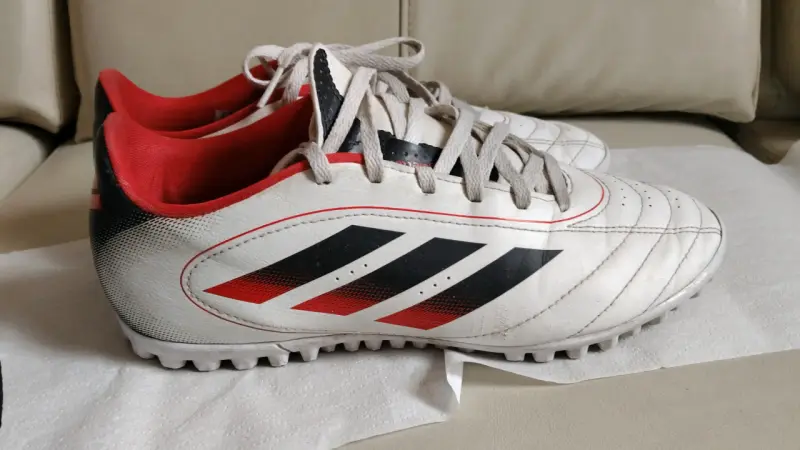 Zapatillas de fútbol blancas con rojo - 1