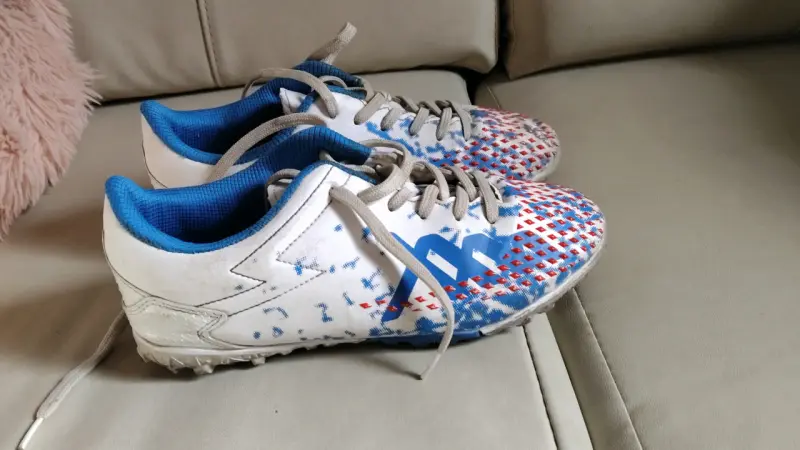 Zapatillas de fútbol blancas con rojo - 4