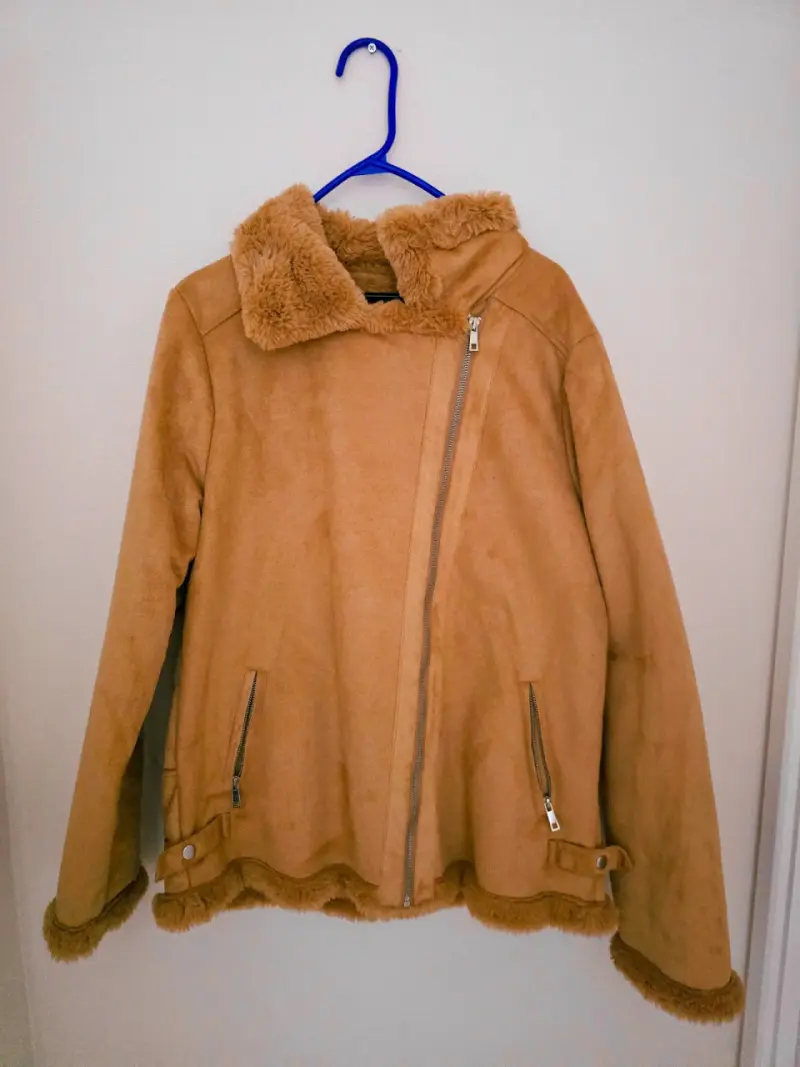 Chaqueta café con borde de peluche