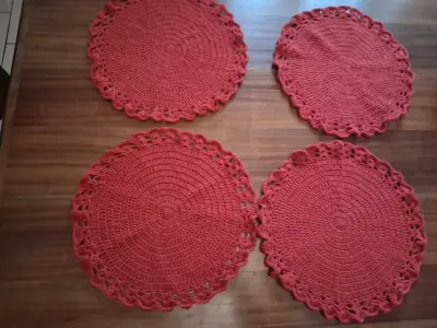 Set de cuatro tapetes (individuales de crochet roj - miniatura 1