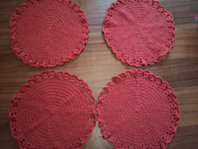 Set de cuatro tapetes (individuales de crochet roj - miniatura 3