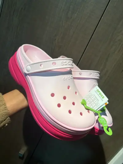 Zuecos Crocs rosa y fucsia nuevos - miniatura 1