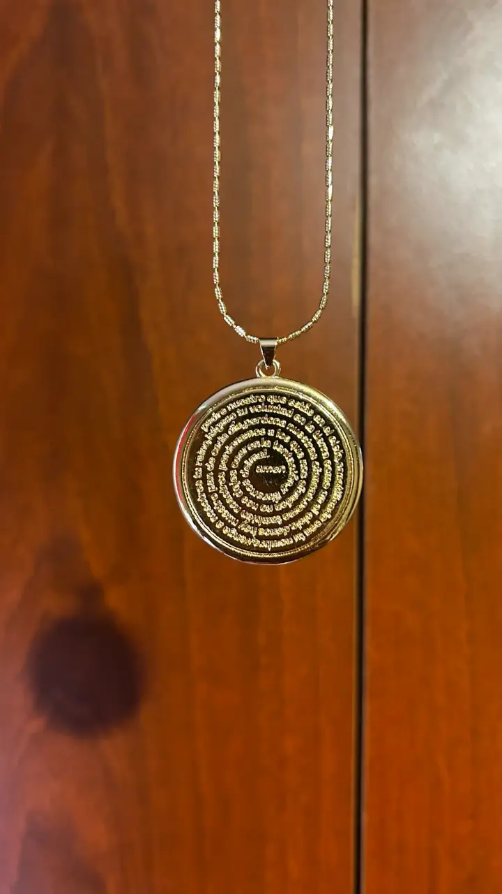 Colgante dorado con grabado - 1