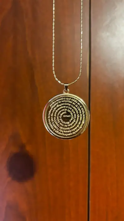 Colgante dorado con grabado - miniatura 1