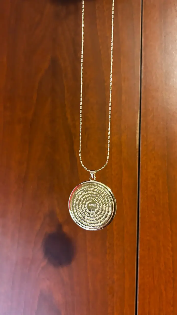Colgante dorado con grabado - 2