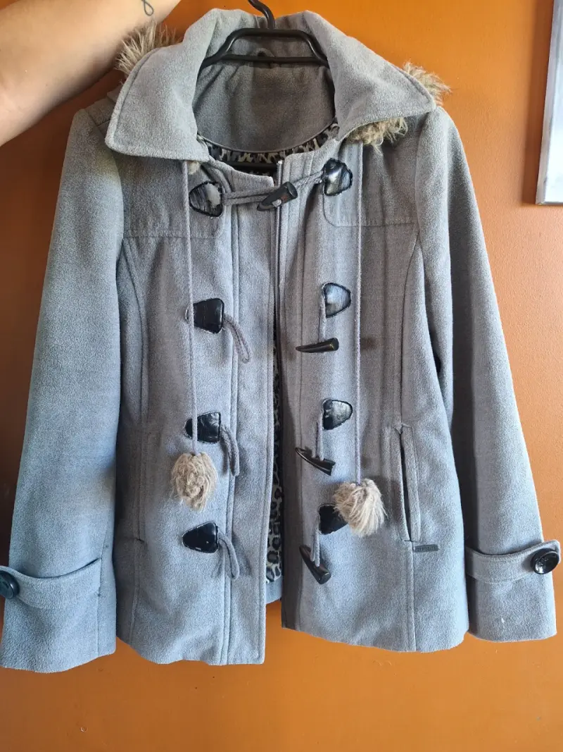 Abrigo gris con capucha de piel - 1