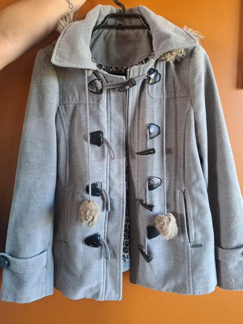 Abrigo gris con capucha de piel - 3