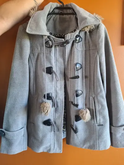Abrigo gris con capucha de piel - miniatura 3