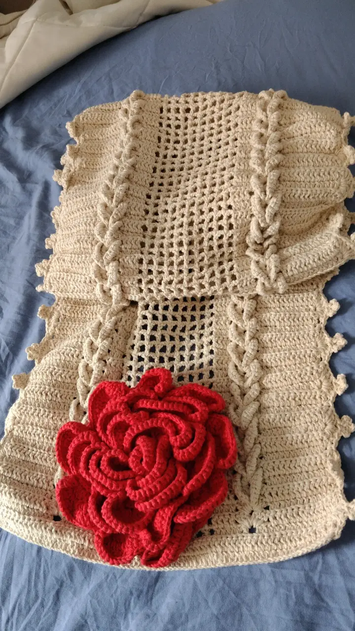 Camino de mesa tejida crema con flor roja
