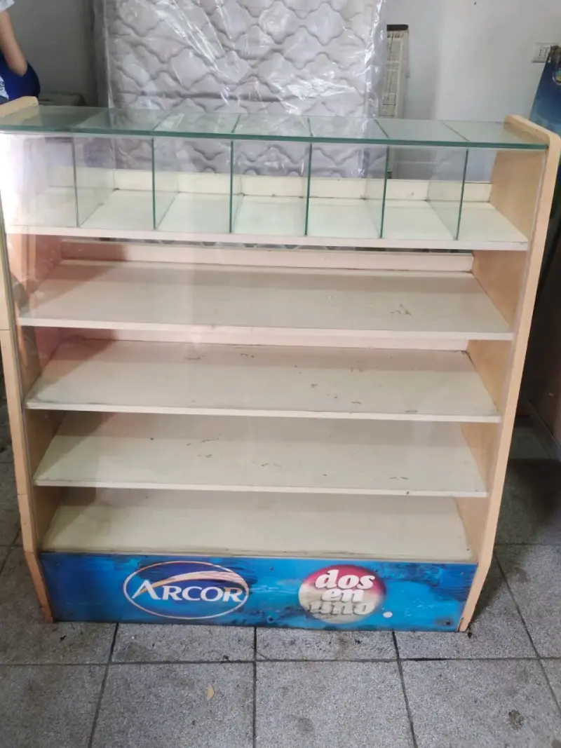 Vitrina exhibidora de madera arcor