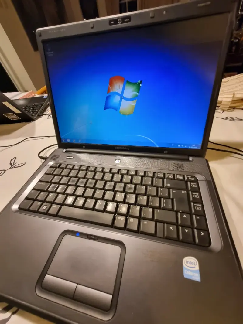 Laptop Compaq con Windows 7 - 1