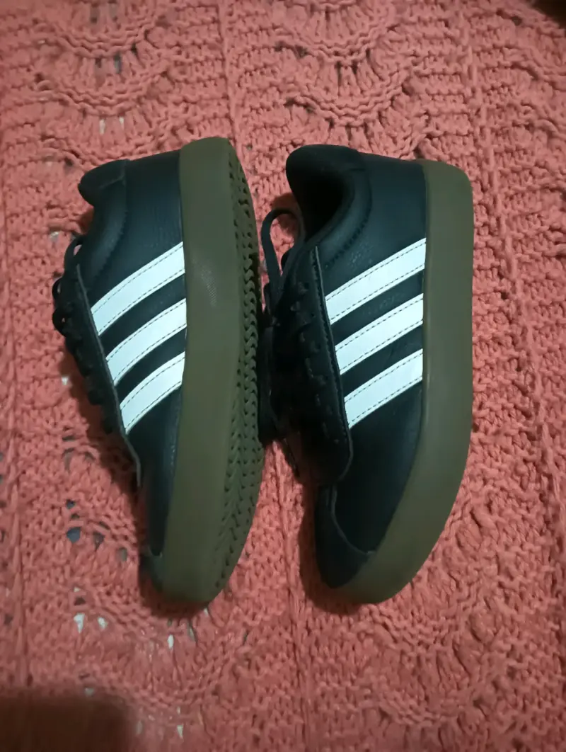 Zapatillas negras con franjas blancas