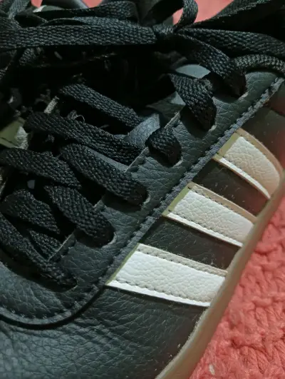 Zapatillas negras con franjas blancas - miniatura 2