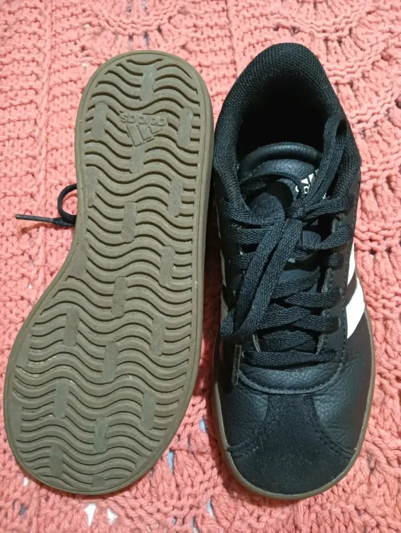 Zapatillas negras con franjas blancas - 4