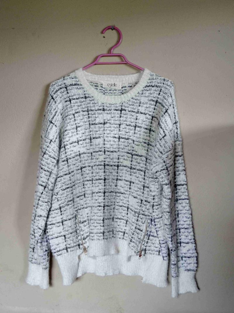 Suéter blanco con diseño de cuadros - 1