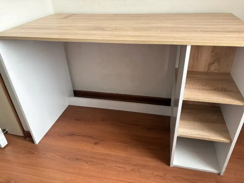Escritorio de madera con estantes - 1