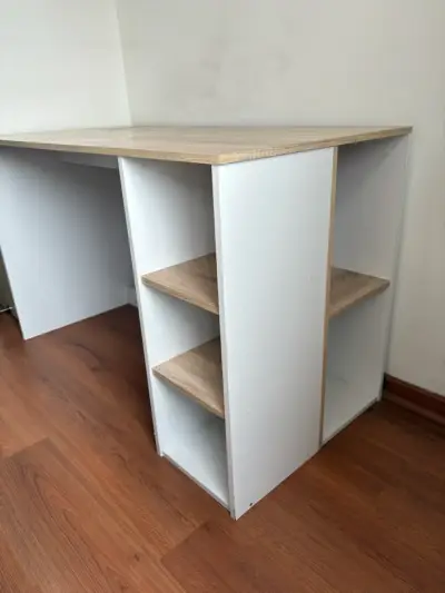 Escritorio de madera con estantes - miniatura 2