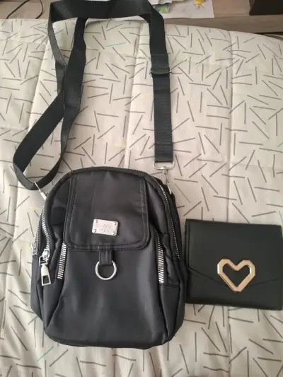 Mochila negra compacta con bolso - miniatura 1
