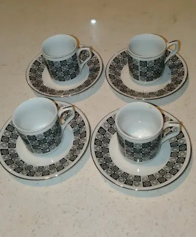 Juego de tazas y platos decorativos - miniatura 1