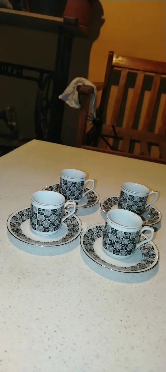Juego de tazas y platos decorativos - 2
