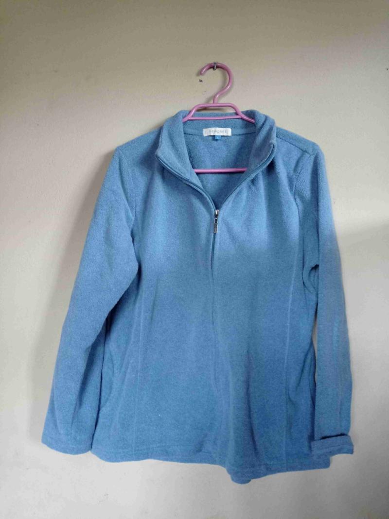 Chaqueta de polar azul celeste con cierre