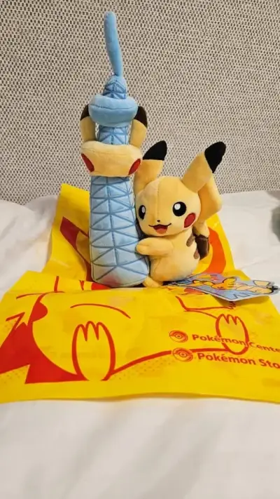 Peluche Pikachu skytree original exclusiva del pok - miniatura 1
