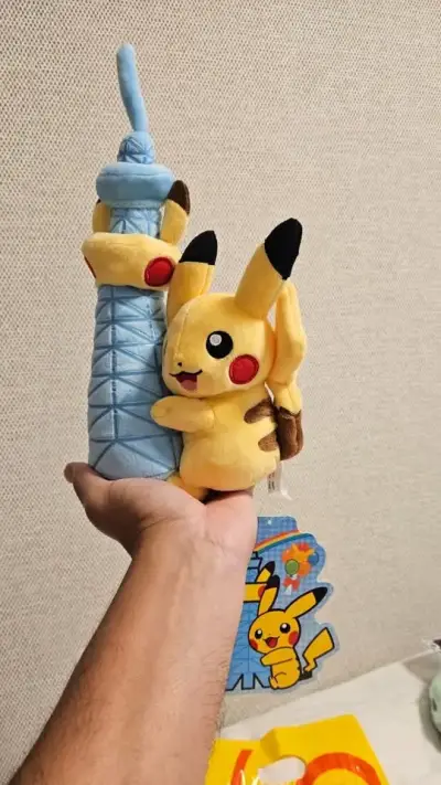 Peluche Pikachu skytree original exclusiva del pok - miniatura 2
