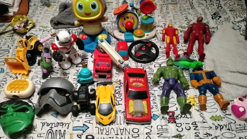 Colección de juguetes variados