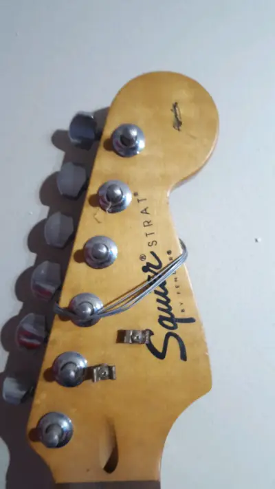 Guitarra eléctrica roja clásica - miniatura 2