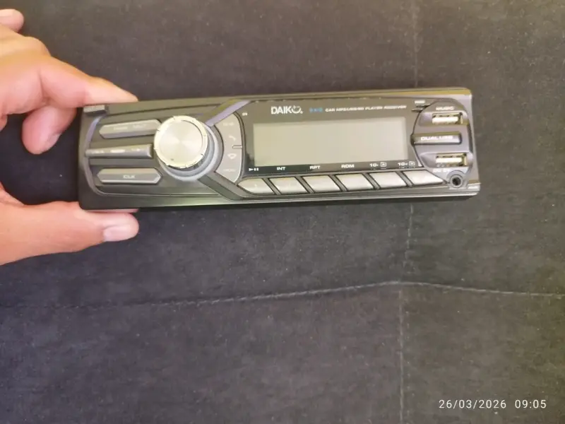 Radio de auto Daiko con parlantes - 2